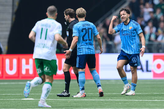 Djurgårdens Mikael Anderson gestikulerar mot domare Joakim