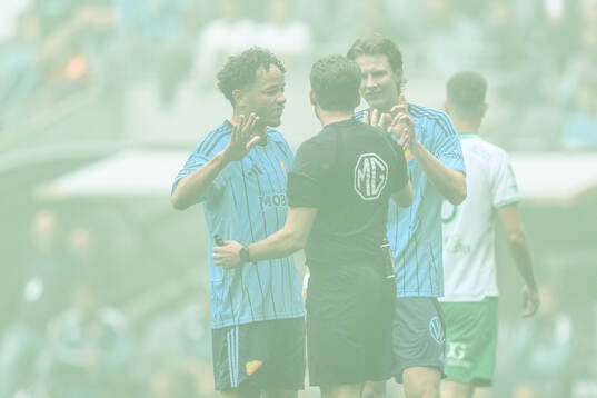 Djurgårdens Mikael Anderson och August Priske Flyger i