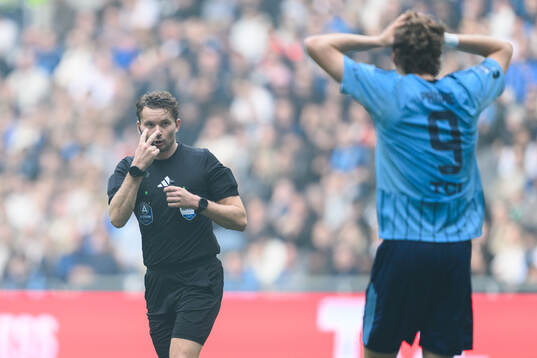 Domare Joakim Östling och Djurgårdens August Priske Flyger