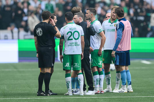 Hammarbys Nahir Besara och tränare Kim Hellberg  i samtal