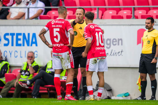 Kalmars Melker Hallberg och Domare Kaspar Sjöberg och