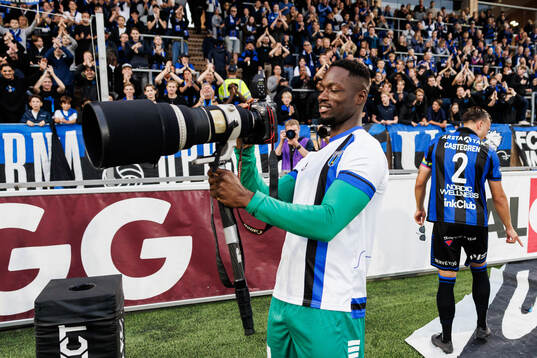 Sirius målvakt Ismael Diawara med en kamera
