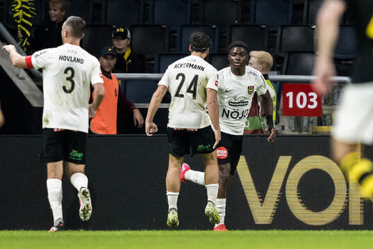 Brommapojkarnas Ezekiel Alladoh jublar