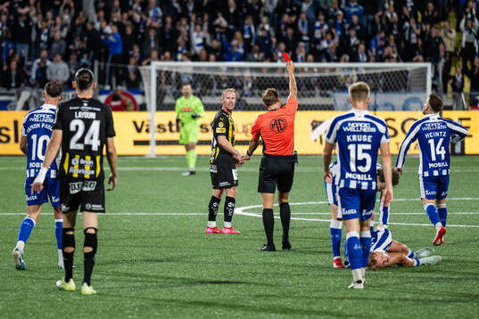 Häckens Mikkel Rygaard Jensen får rött kort av domare