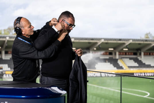 En medarbetare hjälper MAX expert Alexander Axén med