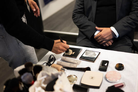 Sminkös Ronja Mägi Sandell sminkar MAX expert Alexander