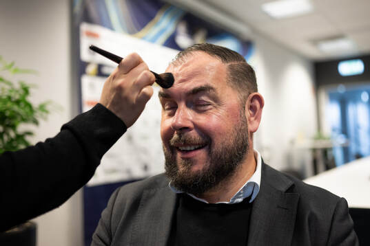 MAX expert Alexander Axén sminkas