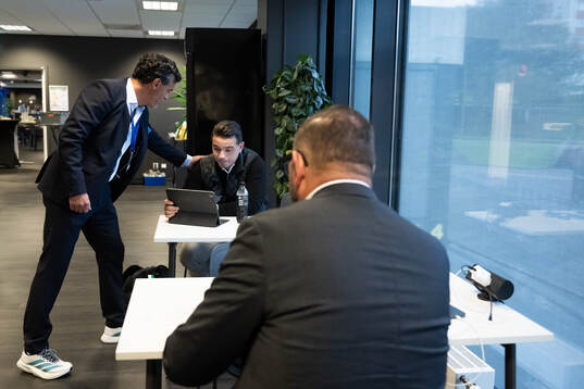 MAX programledare Tommy Åström hälsar på expert Nordin