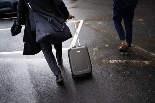 MAX expert Alexander Axén drar en resväska