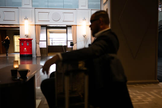 MAX expert Alexander Axén sitter i foajén på hotellet