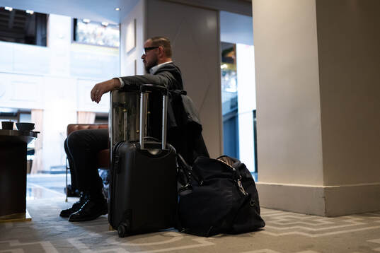 MAX expert Alexander Axén sitter med sina resväskor i