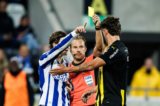 Domare Kristoffer Karlsson varnar Häckens Silas Andersen