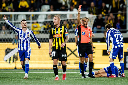 Domare Kristoffer Karlsson delar ut ett rött kort till