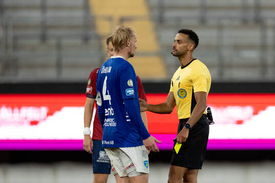 Domare Farouk Nehdi ger Umeå FCs Ludvig Öhman Silwerfeldt