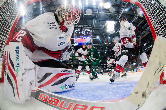 Malmö Redhawks målvakt Daniel Marmenlind och Seth Barton