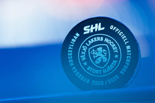 Matchpuck med Växjös klubbmärke