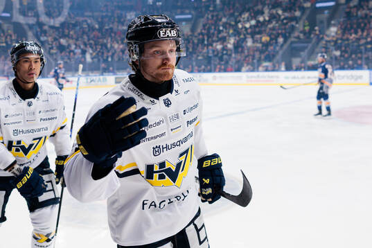 HV71s Riley Woods jublar