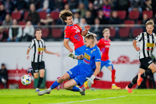 Helsingborgs Wilhelm Loeper och Landskronas målvakt Marcus