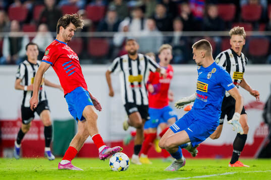 Helsingborgs Wilhelm Loeper och Landskronas målvakt Marcus