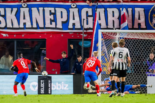 Helsingborgs Adam Akimey och Landskronas målvakt Marcus