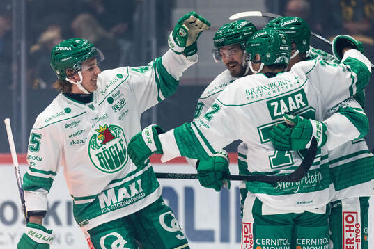 Rögles Daniel Zaar jublar med lagkamrater