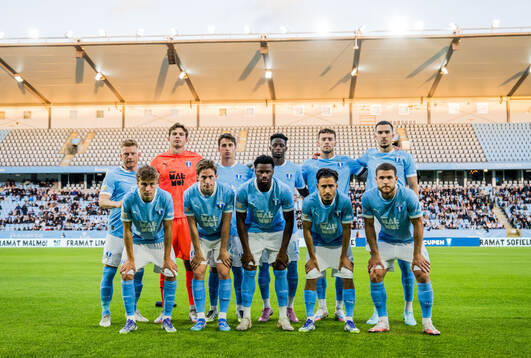Malmö FFs spelare ställer upp för en lagbild