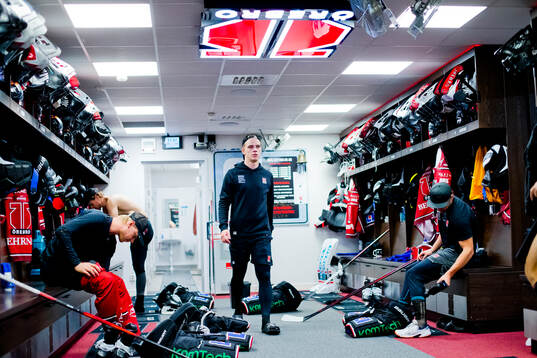 Örebros Melvin Fernström i omklädningsrummet