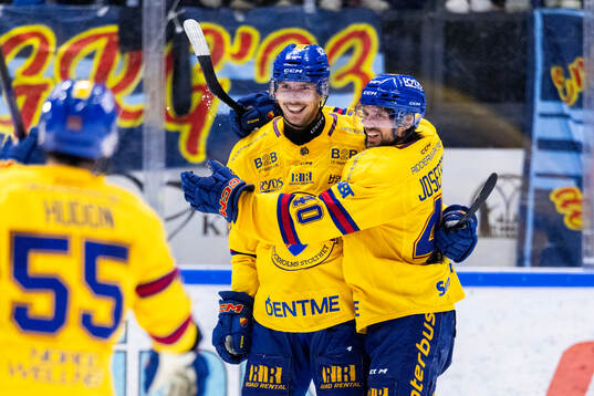 Djurgårdens Valtteri Pulli jublar med Jacob Josefson