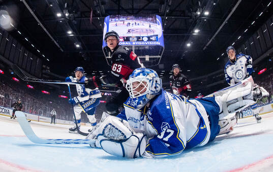 Malmö Redhawks Fredrik Händemark oroar mot Leksands