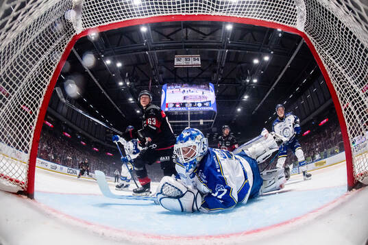 Malmö Redhawks Fredrik Händemark oroar mot Leksands