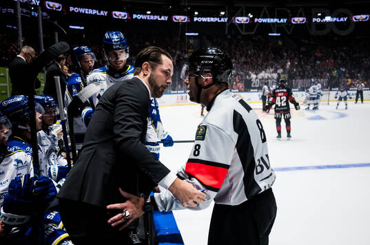 Leksands assisterande tränare Niklas Persson och Domare