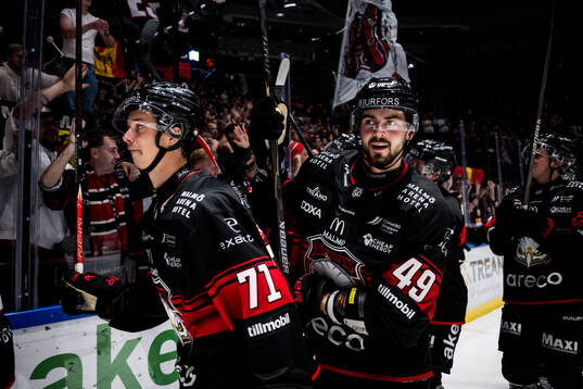 Malmö Redhawks Isac Nilsson och Seth Barton jublar