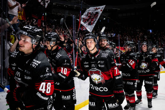 Malmö Redhawks Isac Nilsson jublar