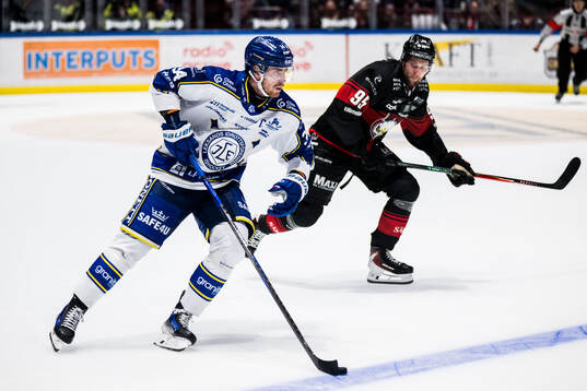 Leksands Peter Cehlarik och Malmö Redhawks Carl Persson