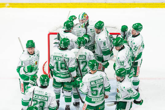 Rögles målvakt Christoffer Rifalk jublar med lagkamrater