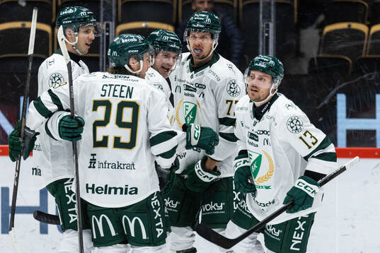 Färjestads Joel Kellman jublar med lagkamrater