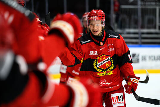 Almtunas Mikkel Øby-Olsen jublar