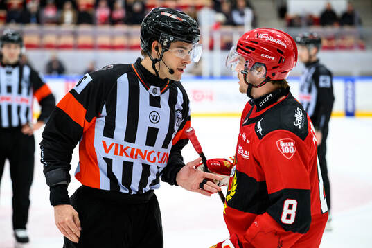 Domare Carl von Sivers i diskussion med Almtunas Kalle