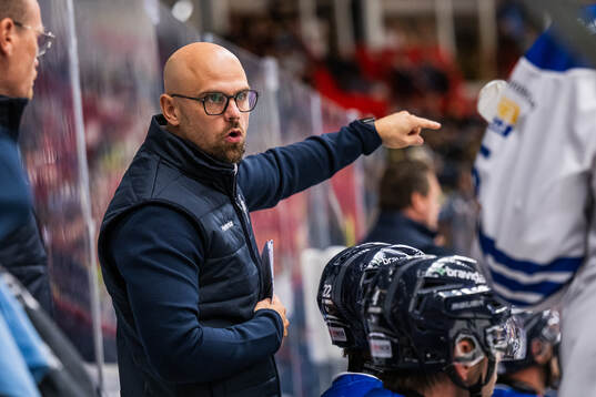 Karlskogas tränare Dennis Hall