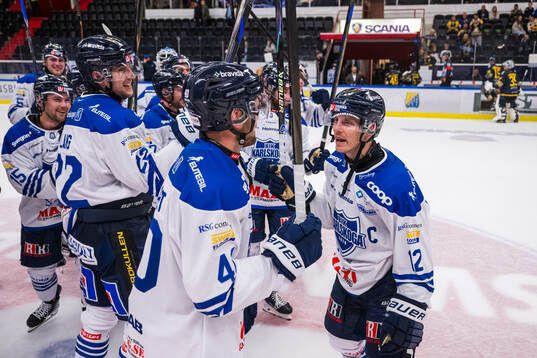 Karlskogas Gustaf Thorell jublar med Kalle Jellvert