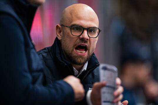 Karlskogas tränare Dennis Hall