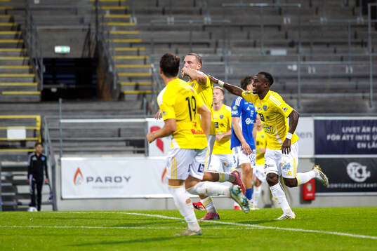 Falkenbergs Viktor Ekblom jublar med laget