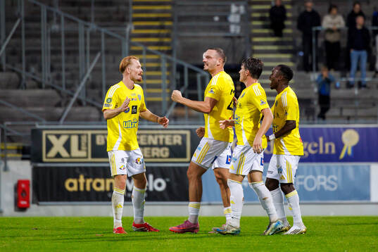 Falkenbergs Viktor Ekblom jublar med laget