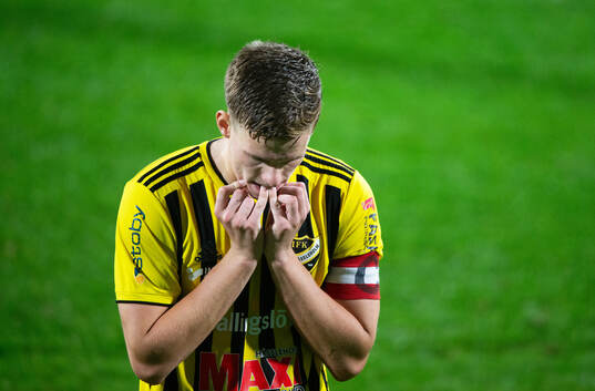 IFK Hässleholms Axel Henriksson lämnar planen i matchen i