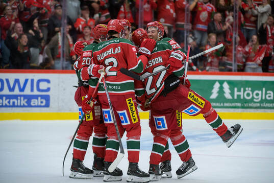 Modos spelare jublar med Milton Gästrin