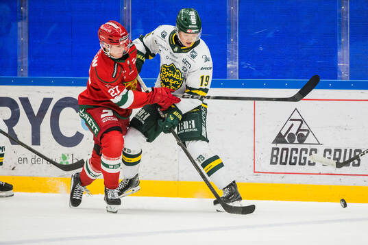 Moras Hampus Larsson och Björklövens Liam Dower Nilsson