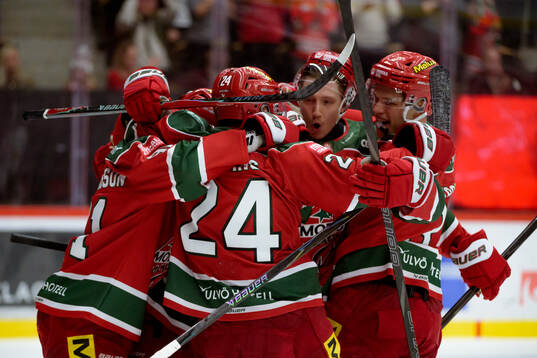 Modos spelare jublar med Linus Andersson