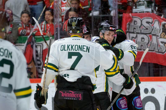 Östersunds Linus Videll spelare jublar med Linus Videll