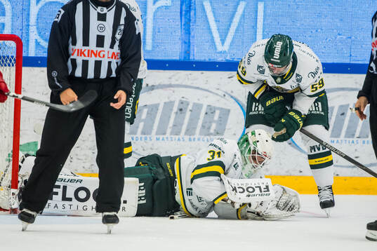 Björklövens målvakt Olle Eriksson Ek och Theoklis