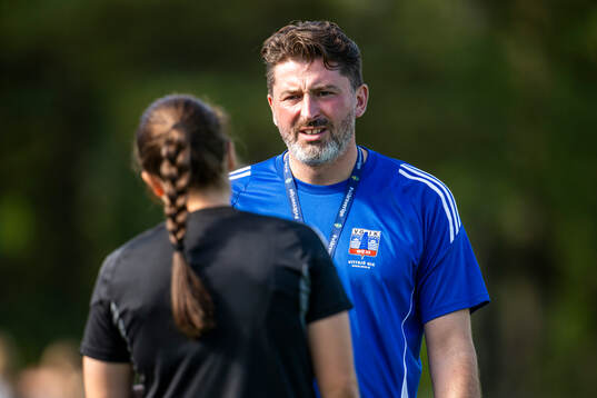 Domare Ulrica Löv och Vittsjös tränare Mladen Blagojevic